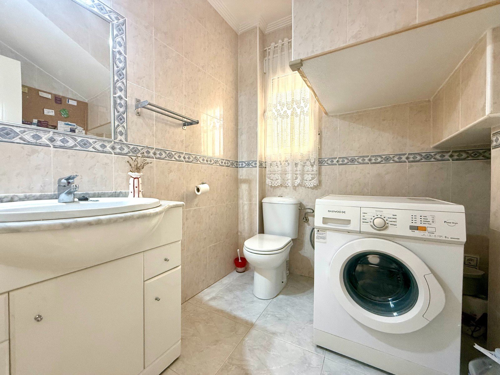 For sale: charming detached villa located in the Costa Dorada III residential complex, in the Las Filipinas area of Villamartín. The property offers