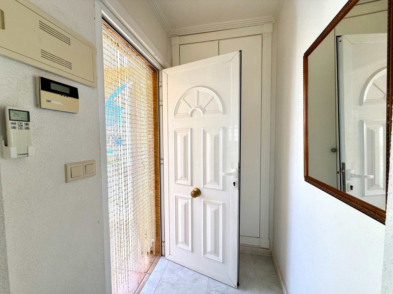 For sale: charming detached villa located in the Costa Dorada III residential complex, in the Las Filipinas area of Villamartín. The property offers