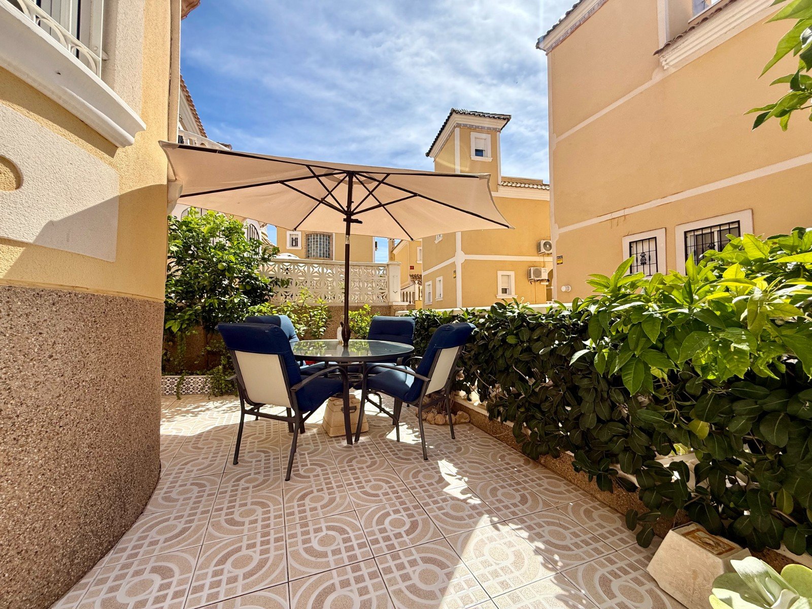 For sale: charming detached villa located in the Costa Dorada III residential complex, in the Las Filipinas area of Villamartín. The property offers