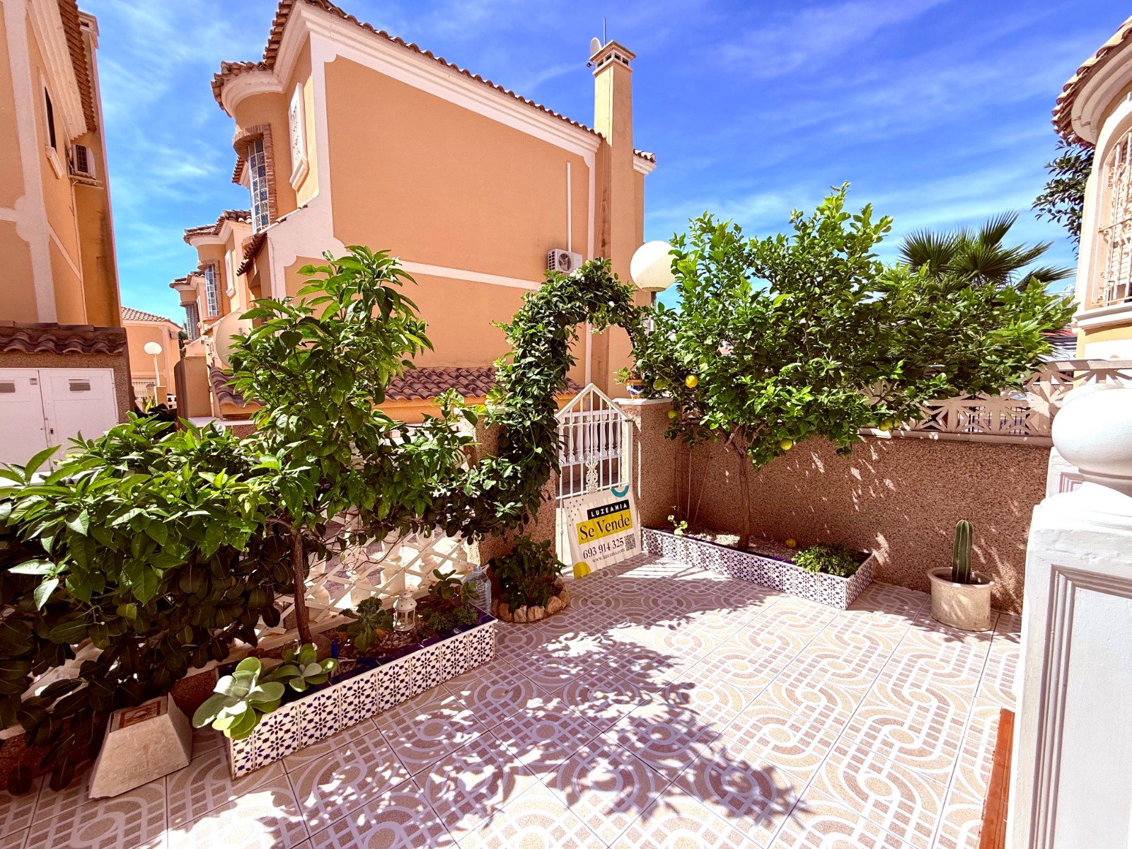 For sale: charming detached villa located in the Costa Dorada III residential complex, in the Las Filipinas area of Villamartín. The property offers