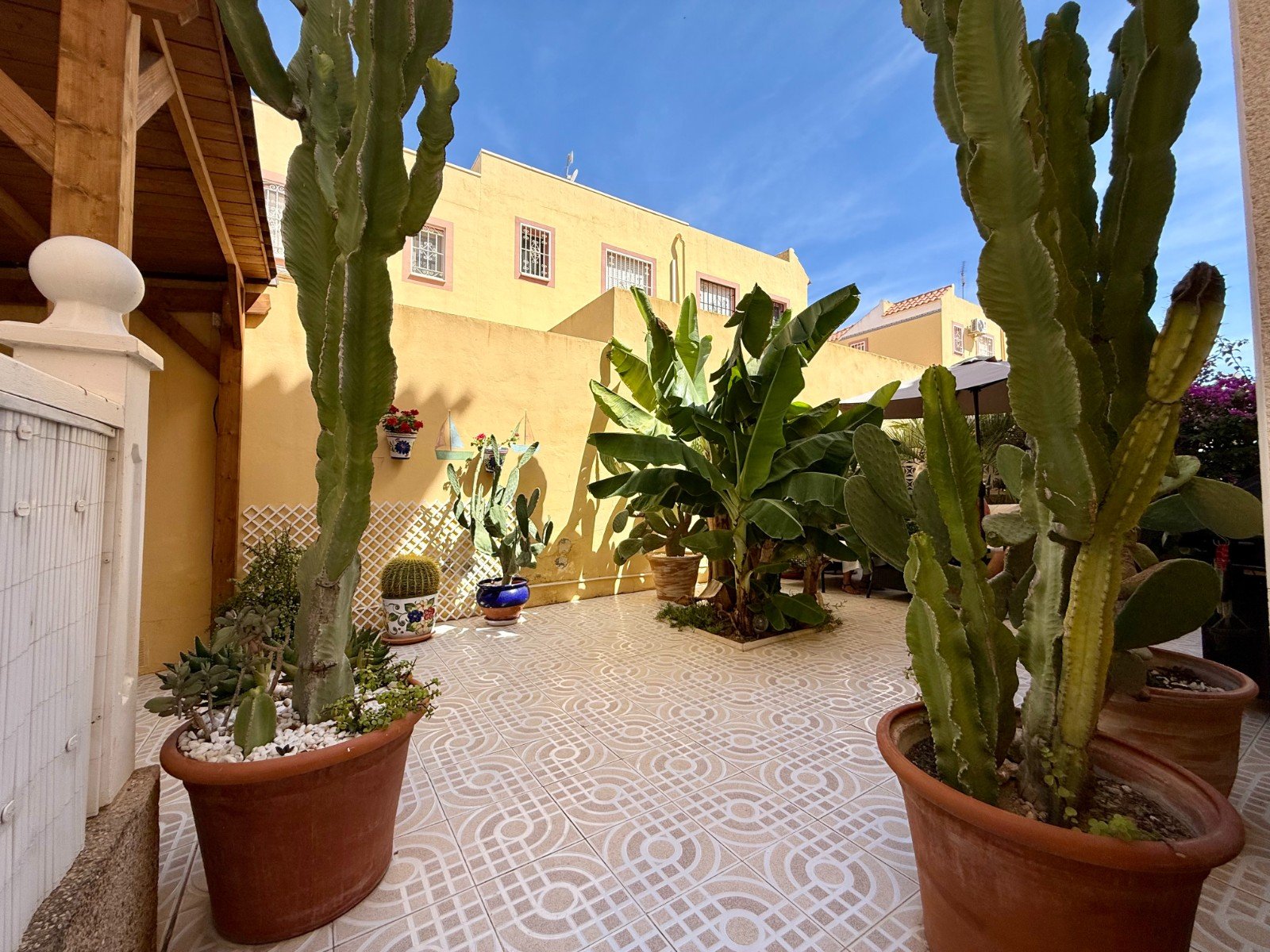 For sale: charming detached villa located in the Costa Dorada III residential complex, in the Las Filipinas area of Villamartín. The property offers