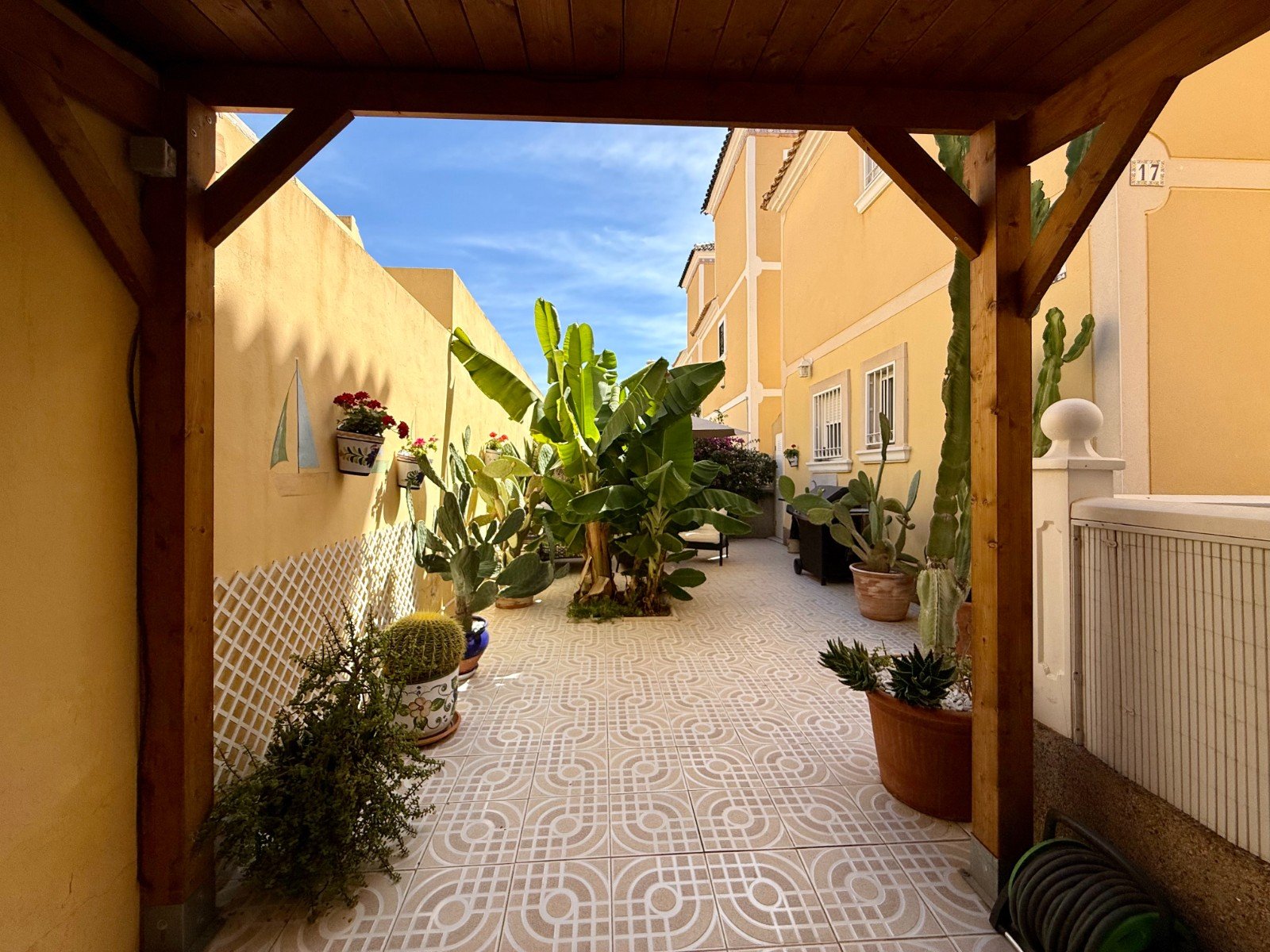 For sale: charming detached villa located in the Costa Dorada III residential complex, in the Las Filipinas area of Villamartín. The property offers