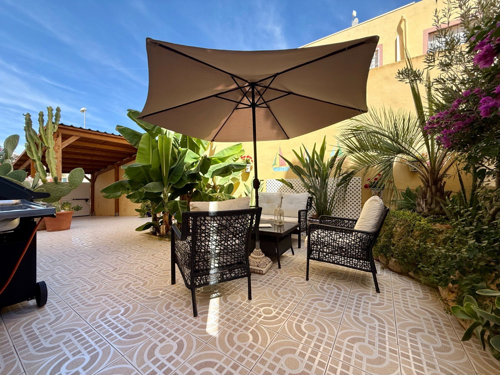 For sale: charming detached villa located in the Costa Dorada III residential complex, in the Las Filipinas area of Villamartín. The property offers