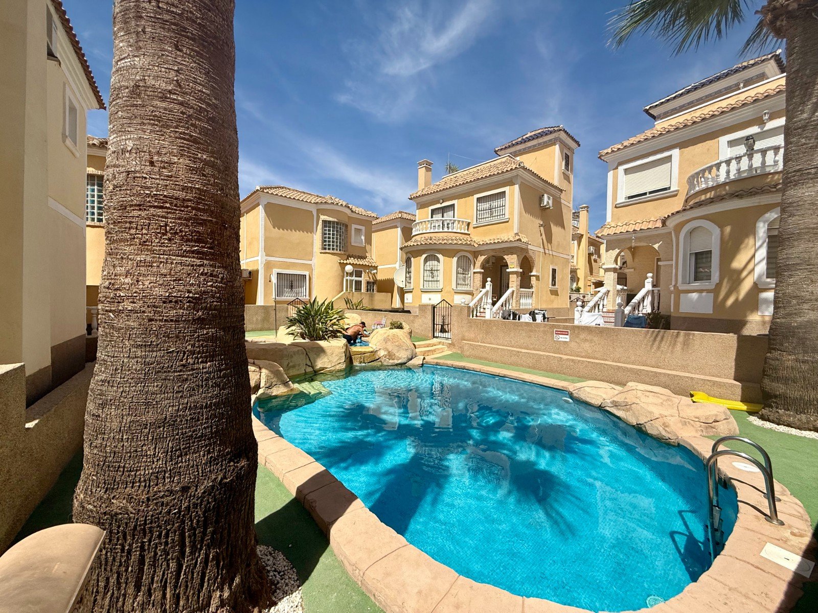 For sale: charming detached villa located in the Costa Dorada III residential complex, in the Las Filipinas area of Villamartín. The property offers