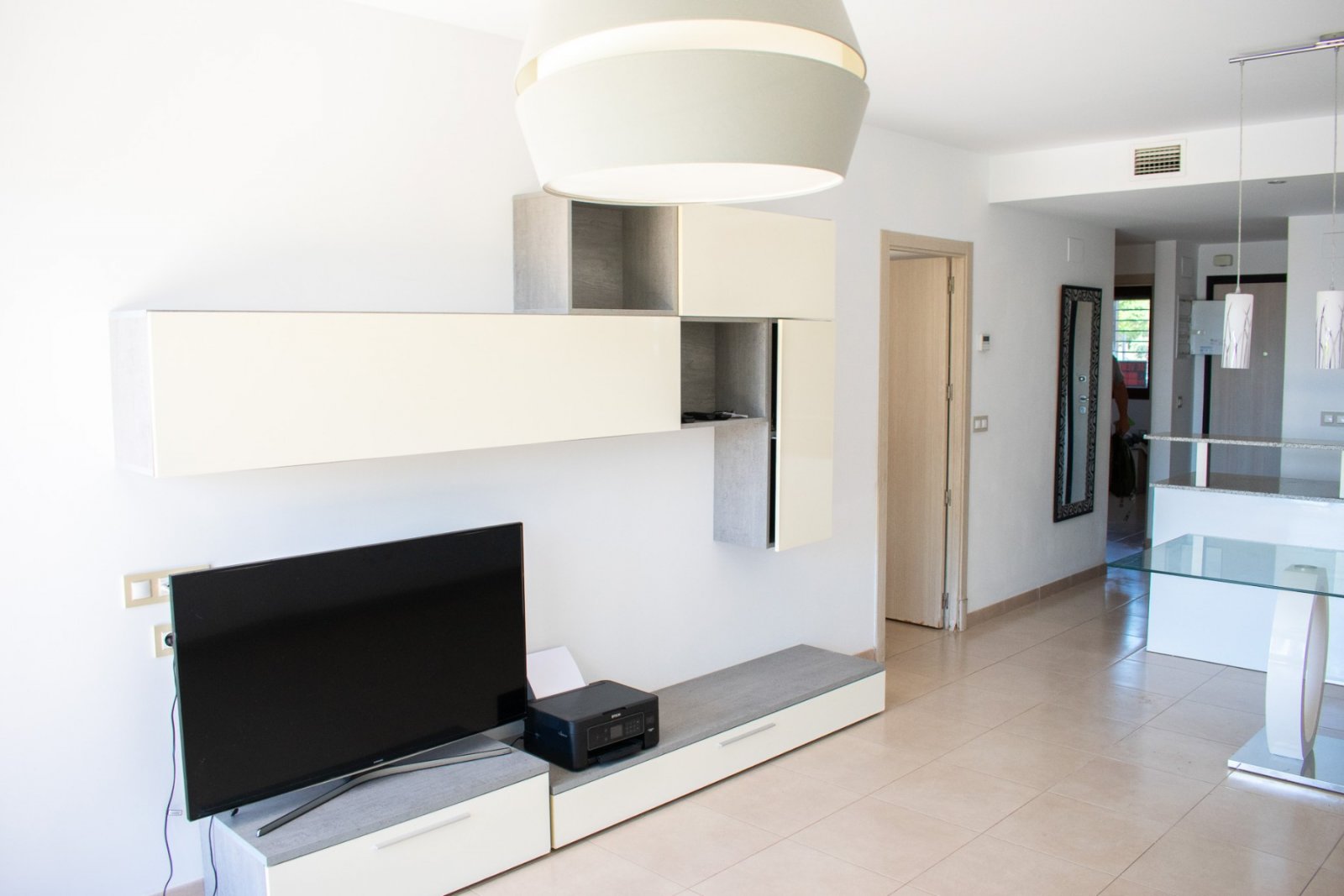 Wir präsentieren Ihnen dieses exklusive 112 m² große Apartment in Lomas de Cabo Roig , einer der begehrtesten Wohngegenden an der Costa Blanca in der