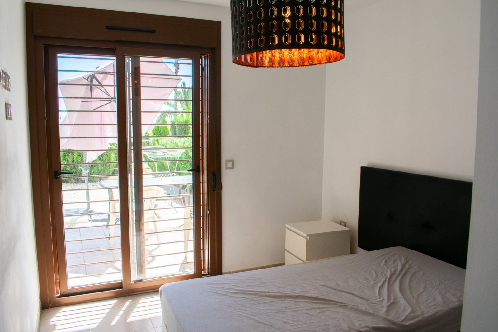 Wir präsentieren Ihnen dieses exklusive 112 m² große Apartment in Lomas de Cabo Roig , einer der begehrtesten Wohngegenden an der Costa Blanca in der