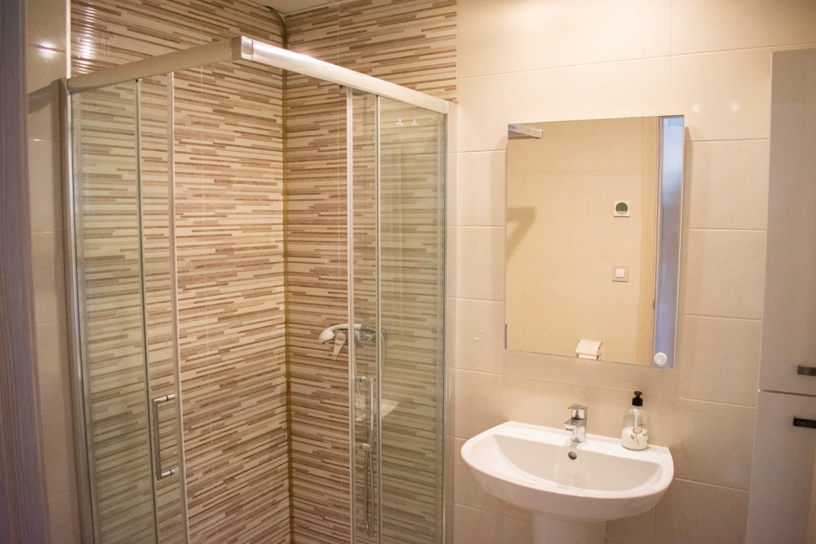 Wir präsentieren Ihnen dieses exklusive 112 m² große Apartment in Lomas de Cabo Roig , einer der begehrtesten Wohngegenden an der Costa Blanca in der
