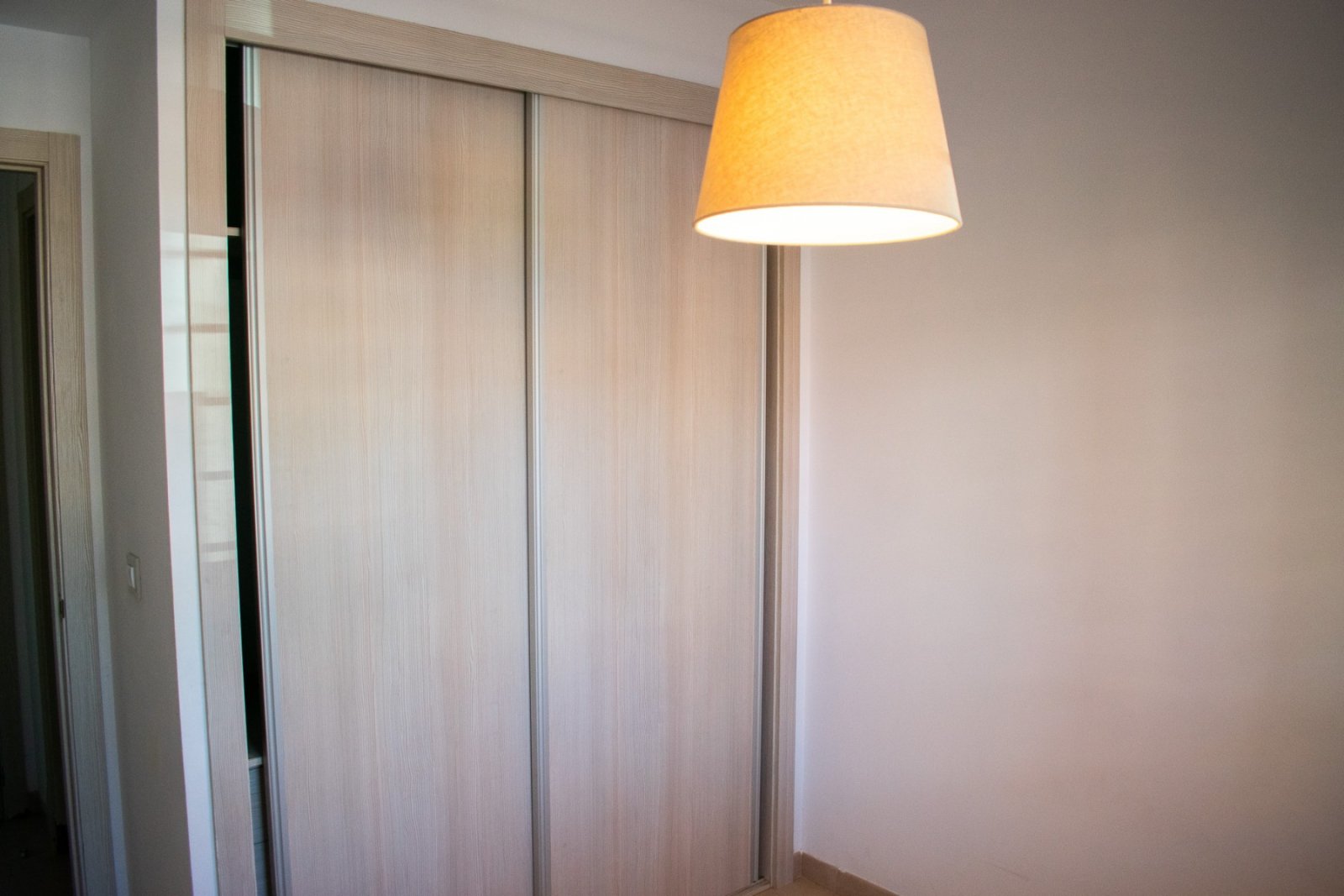 Wir präsentieren Ihnen dieses exklusive 112 m² große Apartment in Lomas de Cabo Roig , einer der begehrtesten Wohngegenden an der Costa Blanca in der