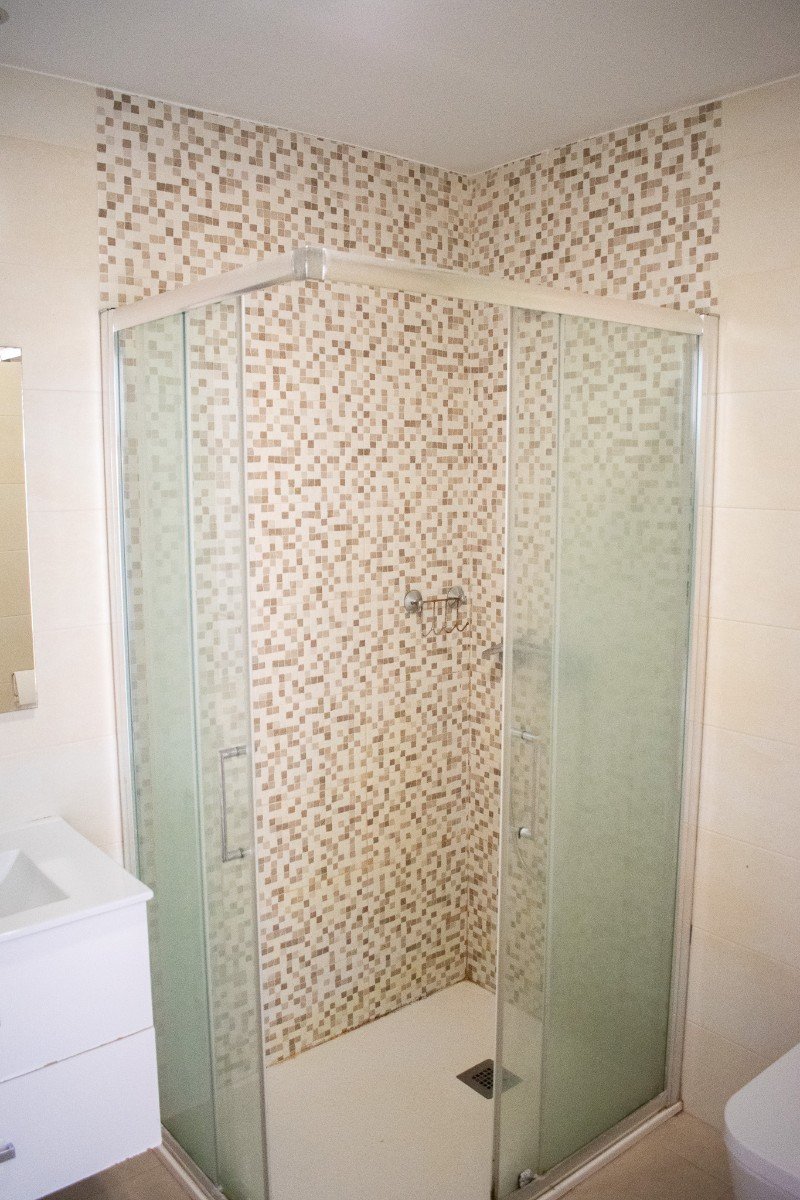 Wir präsentieren Ihnen dieses exklusive 112 m² große Apartment in Lomas de Cabo Roig , einer der begehrtesten Wohngegenden an der Costa Blanca in der
