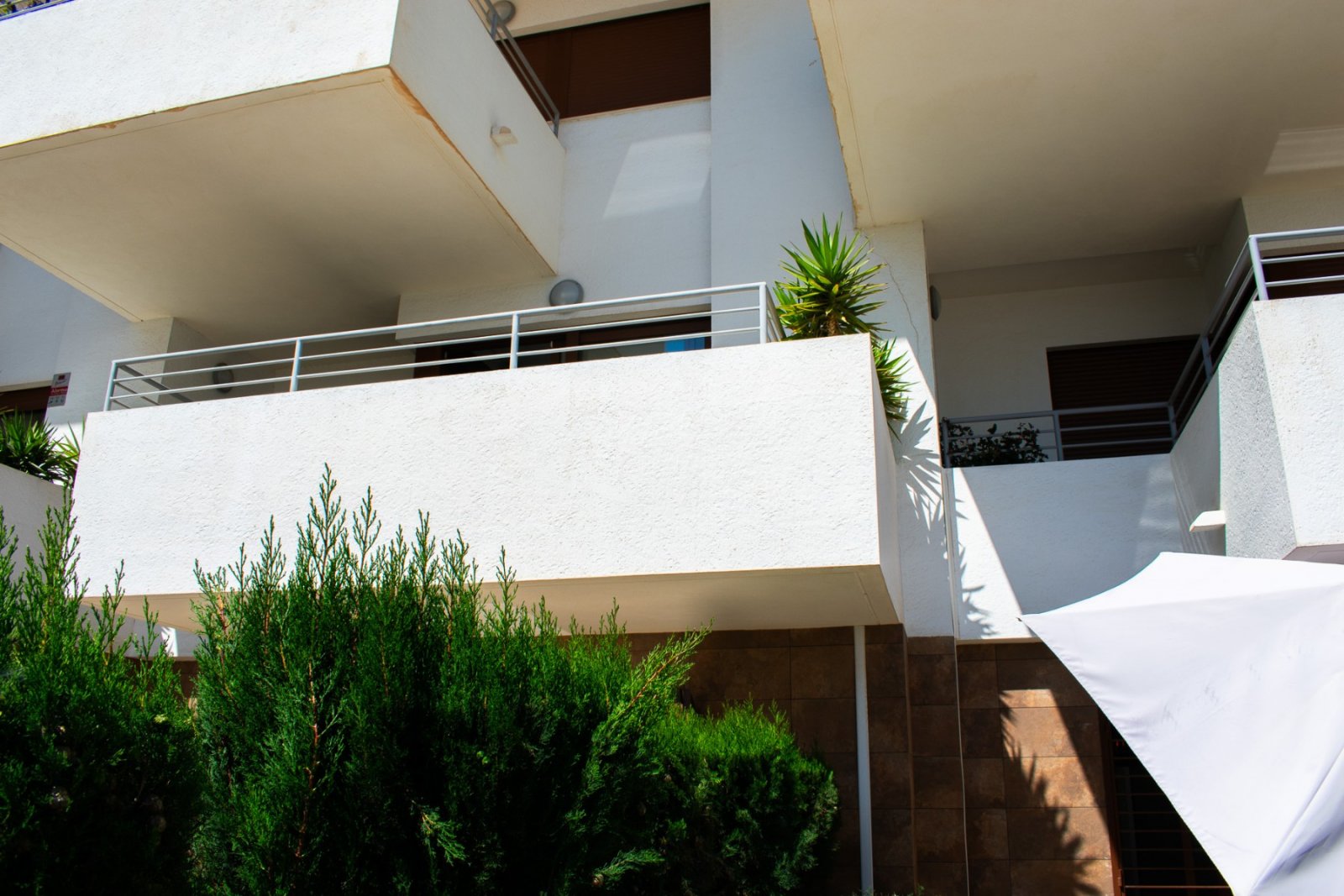 Wir präsentieren Ihnen dieses exklusive 112 m² große Apartment in Lomas de Cabo Roig , einer der begehrtesten Wohngegenden an der Costa Blanca in der