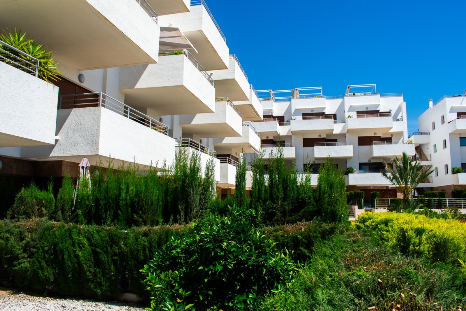 Wir präsentieren Ihnen dieses exklusive 112 m² große Apartment in Lomas de Cabo Roig , einer der begehrtesten Wohngegenden an der Costa Blanca in der
