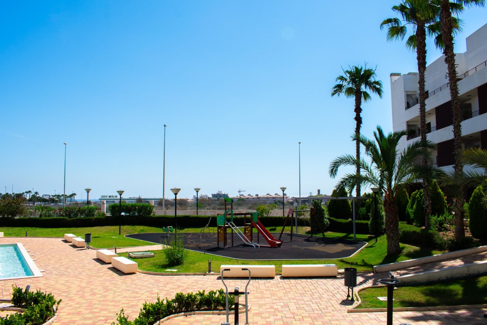 Wir präsentieren Ihnen dieses exklusive 112 m² große Apartment in Lomas de Cabo Roig , einer der begehrtesten Wohngegenden an der Costa Blanca in der