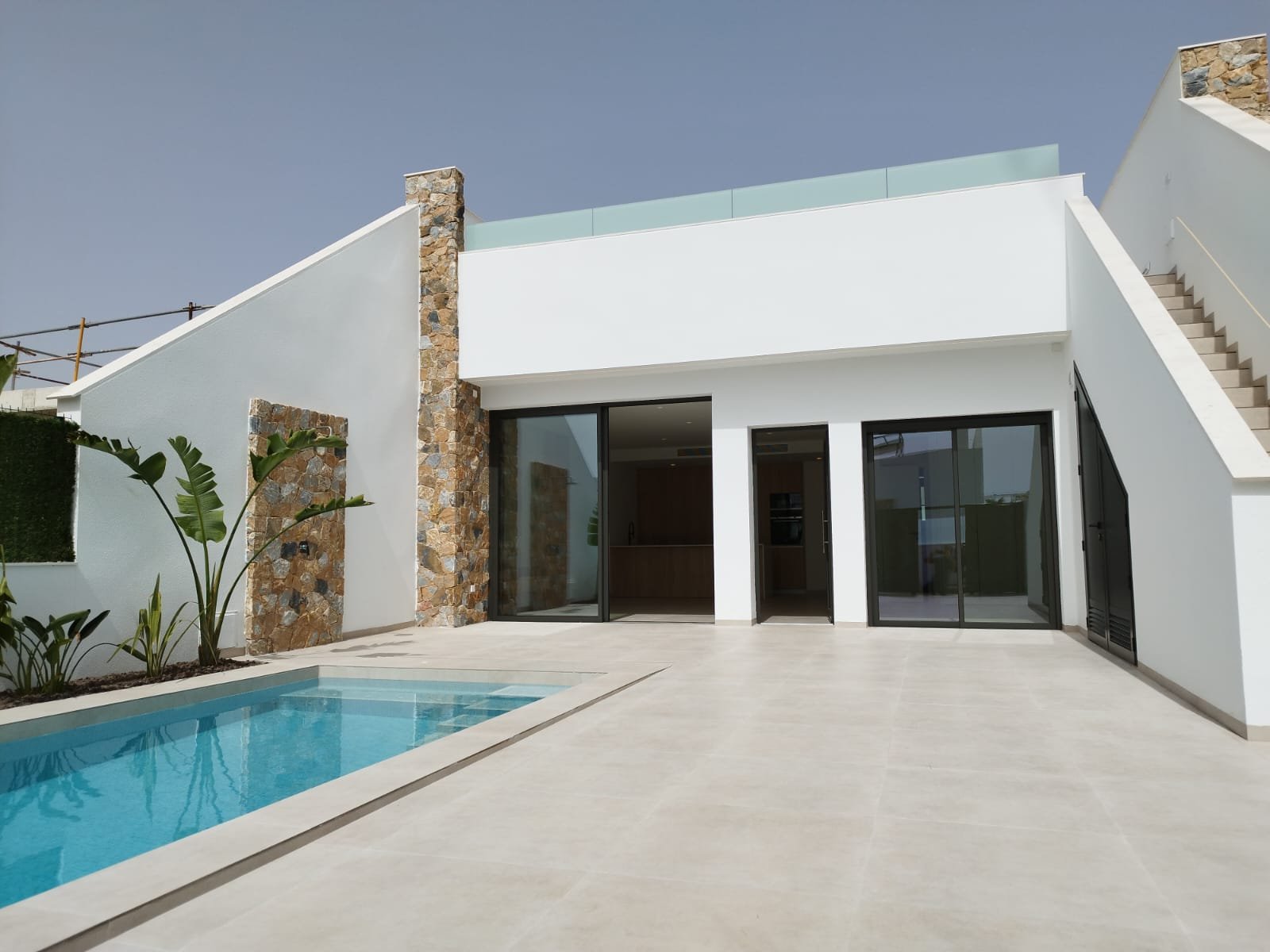 Diese exklusive Sammlung freistehender Chalets befindet sich in der charmanten Stadt San Javier und bietet ein einzigartiges Wohnerlebnis. Mit nur se
