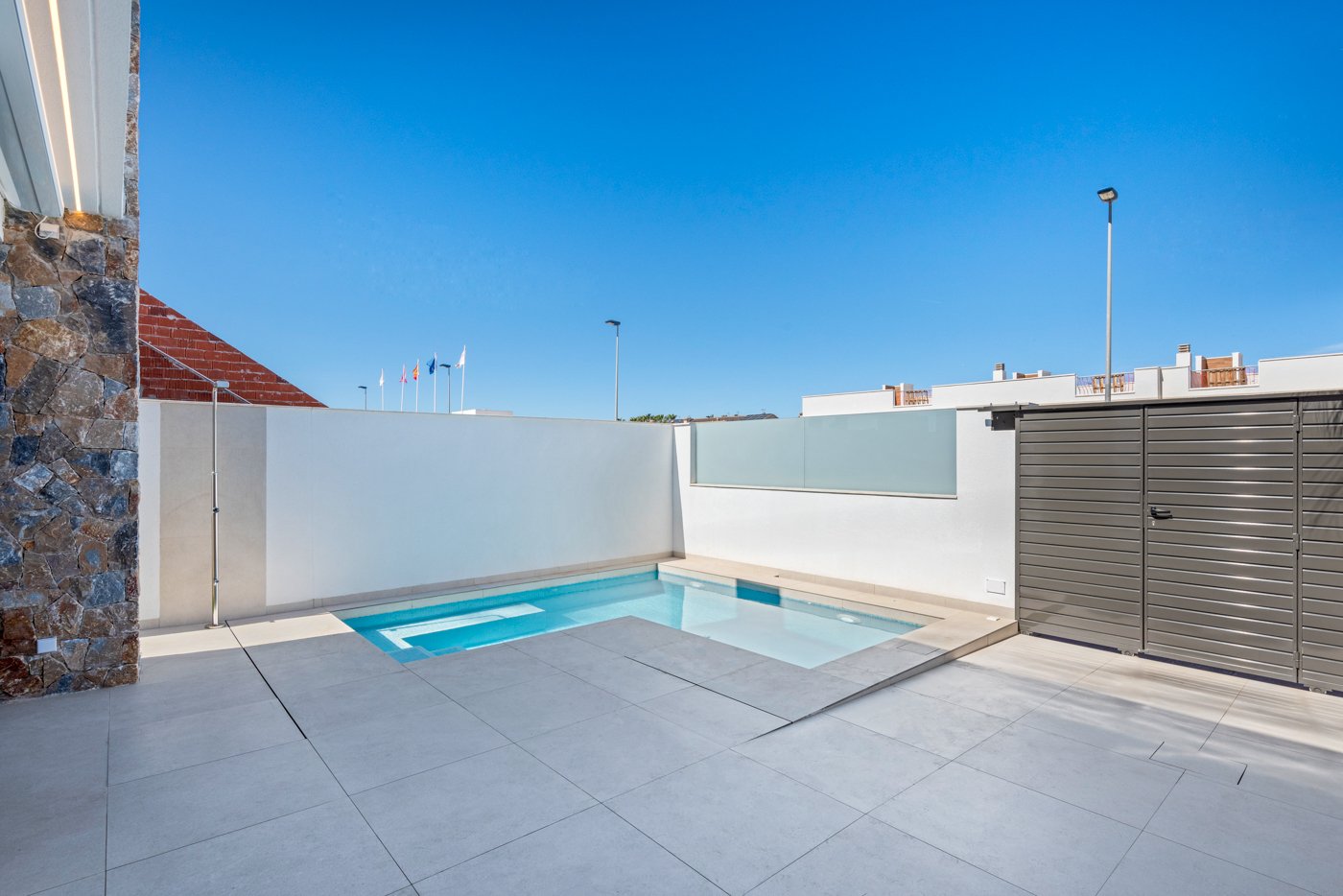 Diese exklusive Sammlung freistehender Chalets befindet sich in der charmanten Stadt San Javier und bietet ein einzigartiges Wohnerlebnis. Mit nur se