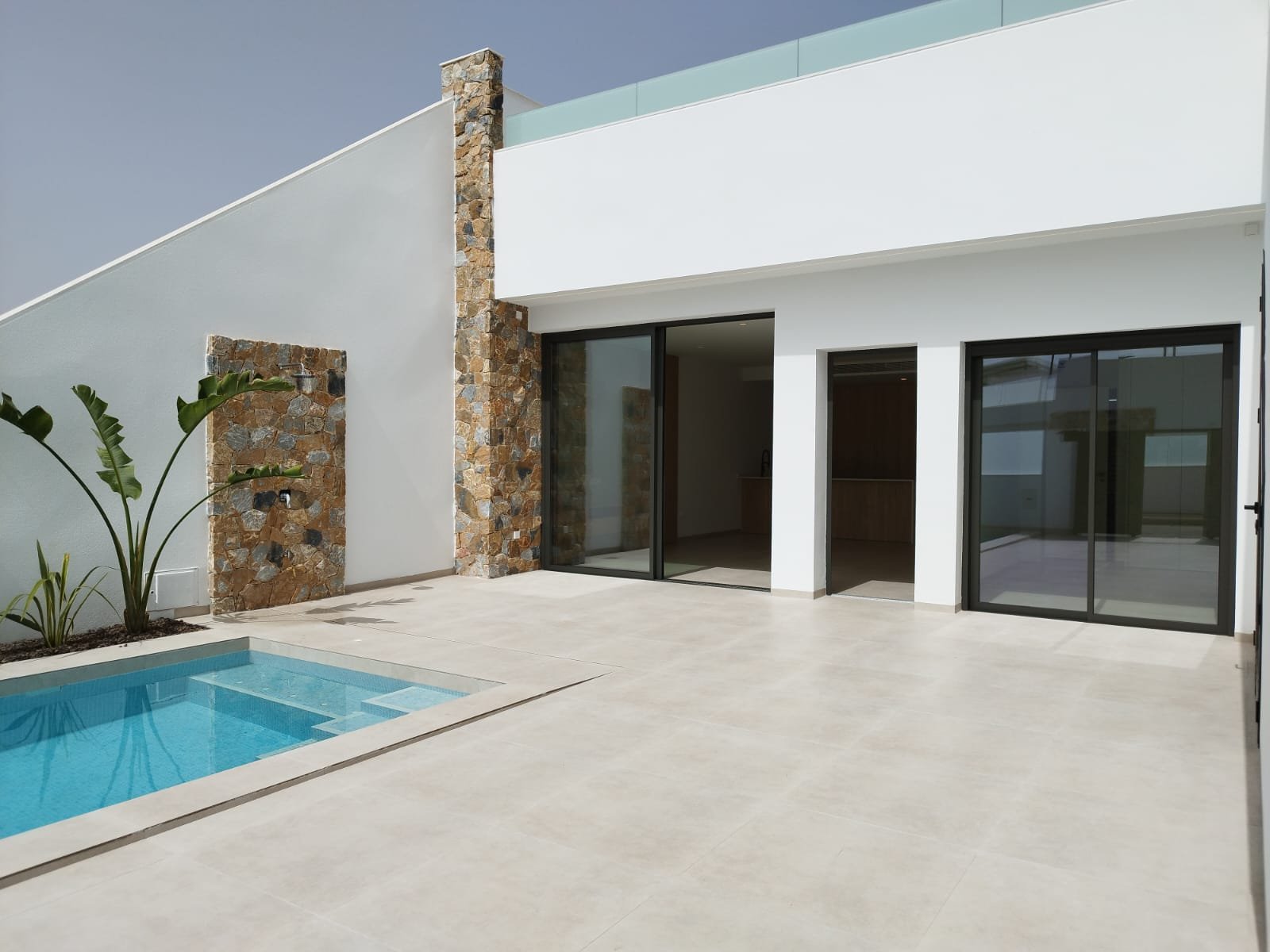 Diese exklusive Sammlung freistehender Chalets befindet sich in der charmanten Stadt San Javier und bietet ein einzigartiges Wohnerlebnis. Mit nur se