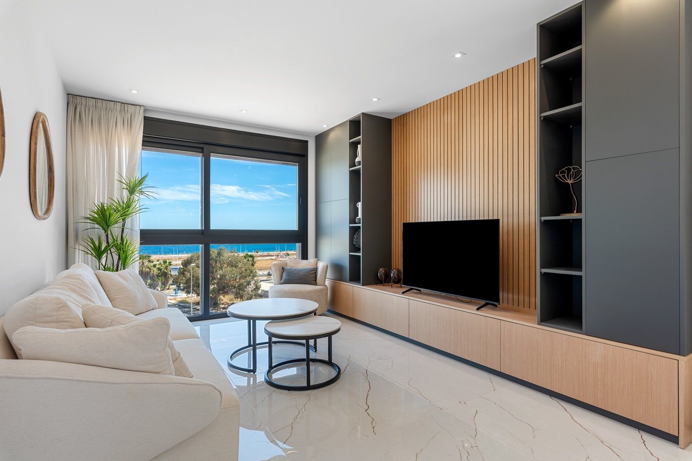  Diese zweistöckige Wohnung befindet sich im exklusiven Wohnkomplex Amanecer Deluxe und bietet eine ideale Kombination aus Lage, Komfort und Meerblick