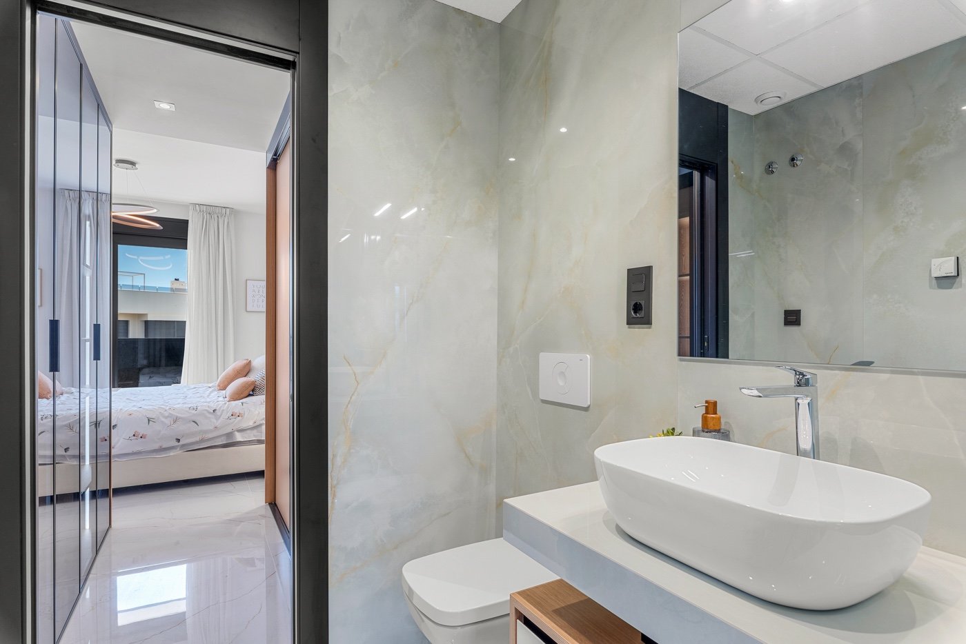  Diese zweistöckige Wohnung befindet sich im exklusiven Wohnkomplex Amanecer Deluxe und bietet eine ideale Kombination aus Lage, Komfort und Meerblick