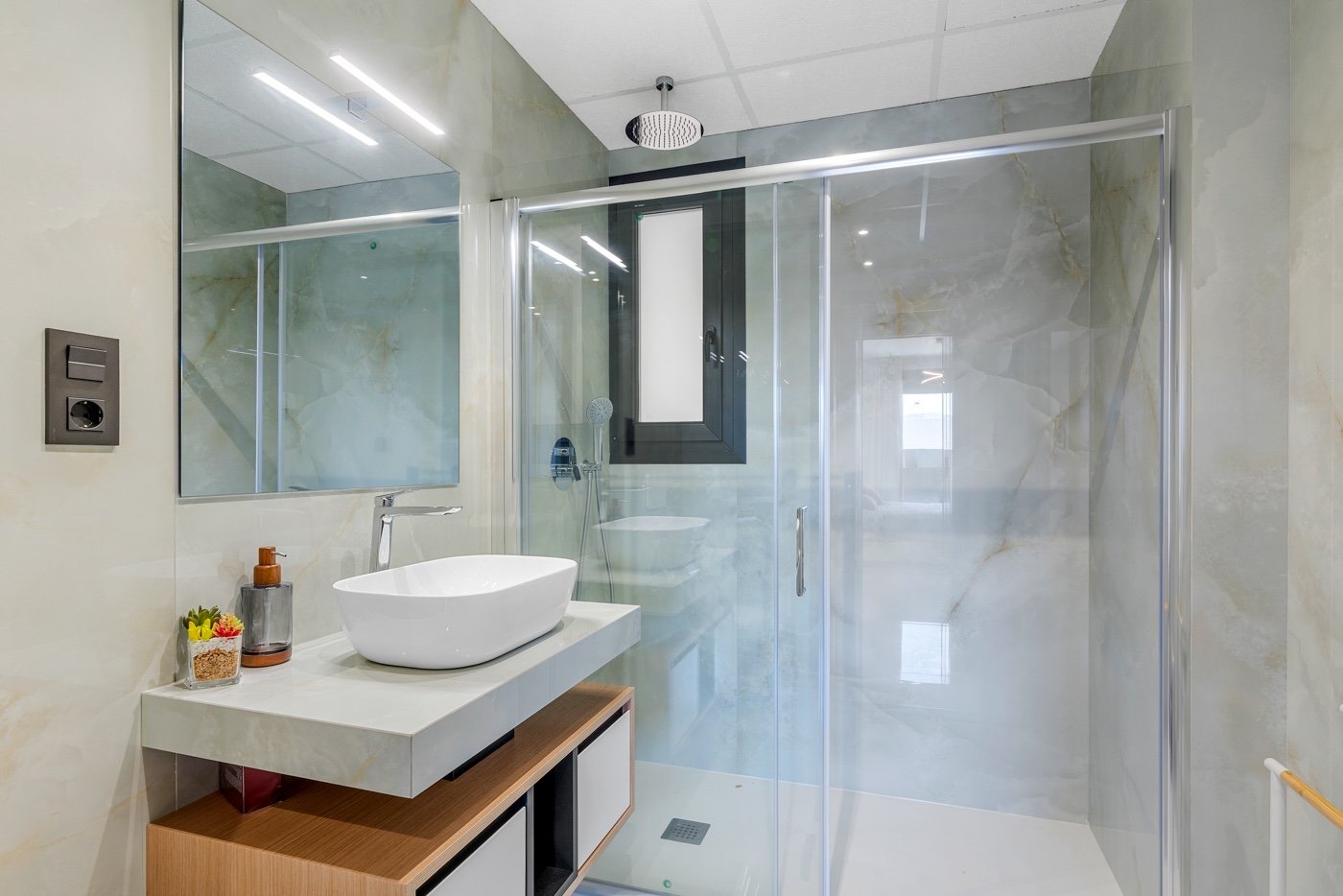  Diese zweistöckige Wohnung befindet sich im exklusiven Wohnkomplex Amanecer Deluxe und bietet eine ideale Kombination aus Lage, Komfort und Meerblick