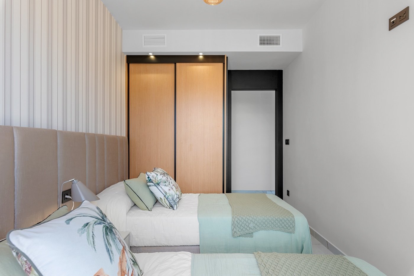  Diese zweistöckige Wohnung befindet sich im exklusiven Wohnkomplex Amanecer Deluxe und bietet eine ideale Kombination aus Lage, Komfort und Meerblick