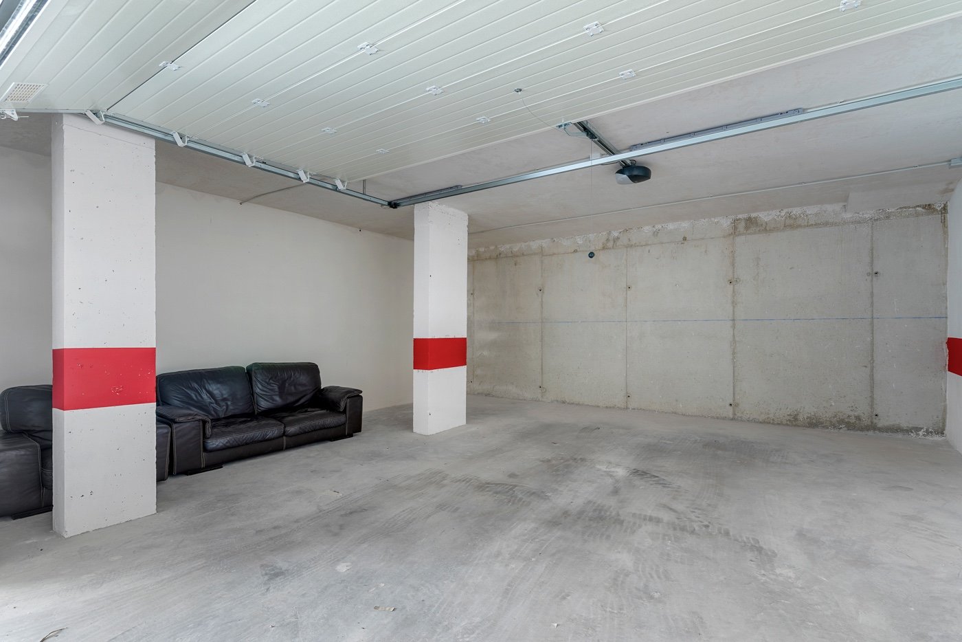  Diese zweistöckige Wohnung befindet sich im exklusiven Wohnkomplex Amanecer Deluxe und bietet eine ideale Kombination aus Lage, Komfort und Meerblick