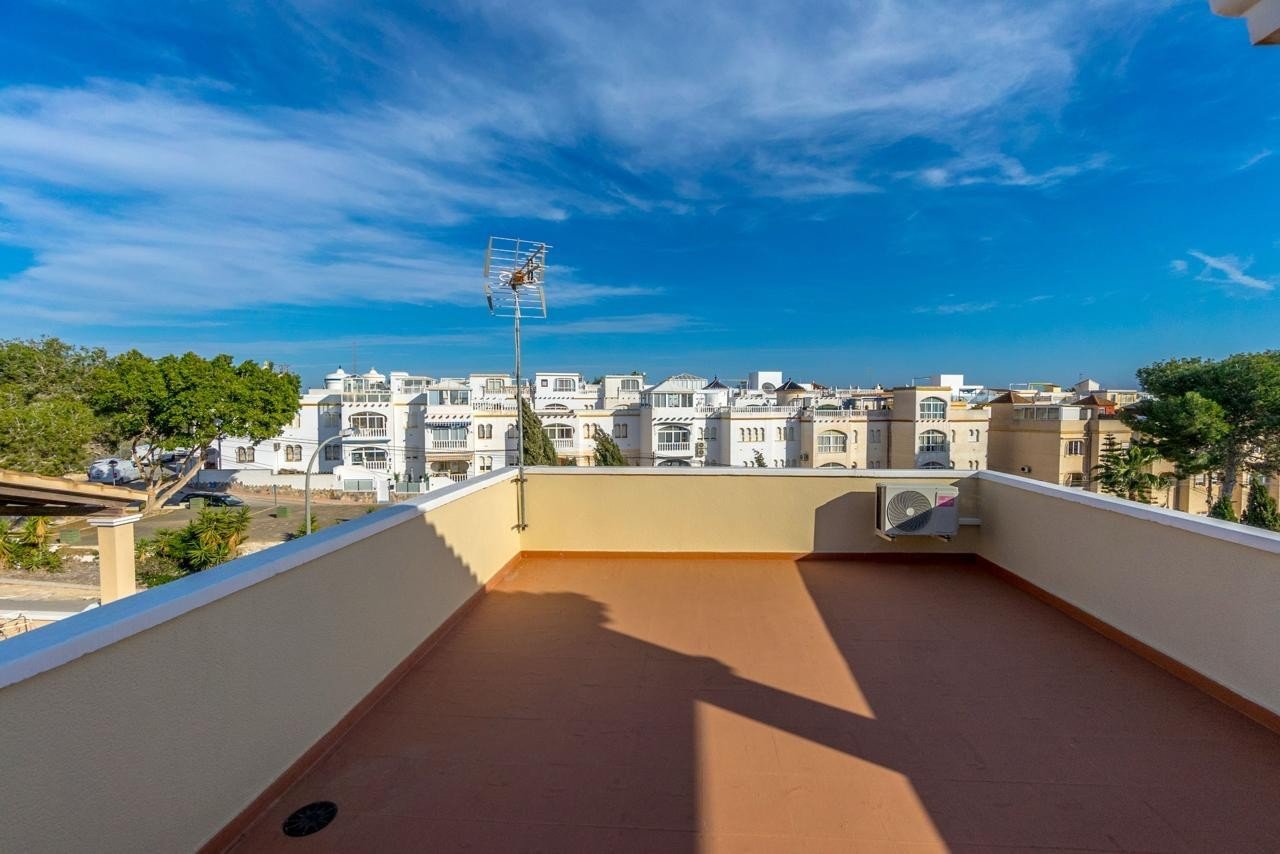 Wir präsentieren Ihnen diese gepflegte, freistehende Villa im begehrten Wohngebiet Blue Lagoon in Villamartin. Das Haus verfügt über 3 Schlafzimmer u