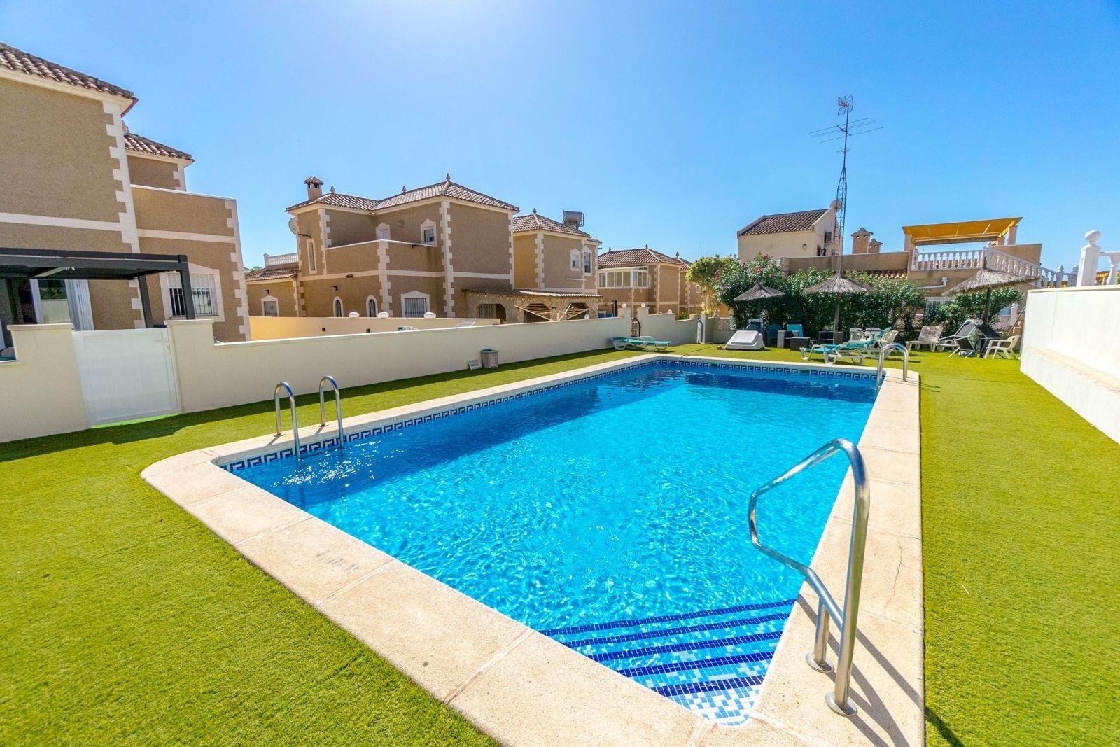 Wir präsentieren Ihnen diese gepflegte, freistehende Villa im begehrten Wohngebiet Blue Lagoon in Villamartin. Das Haus verfügt über 3 Schlafzimmer u