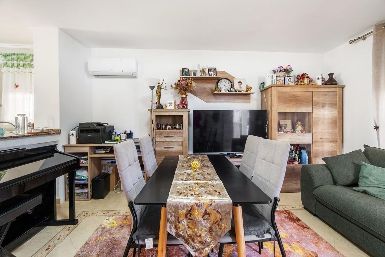 Wir präsentieren Ihnen diese gepflegte, freistehende Villa im begehrten Wohngebiet Blue Lagoon in Villamartin. Das Haus verfügt über 3 Schlafzimmer u