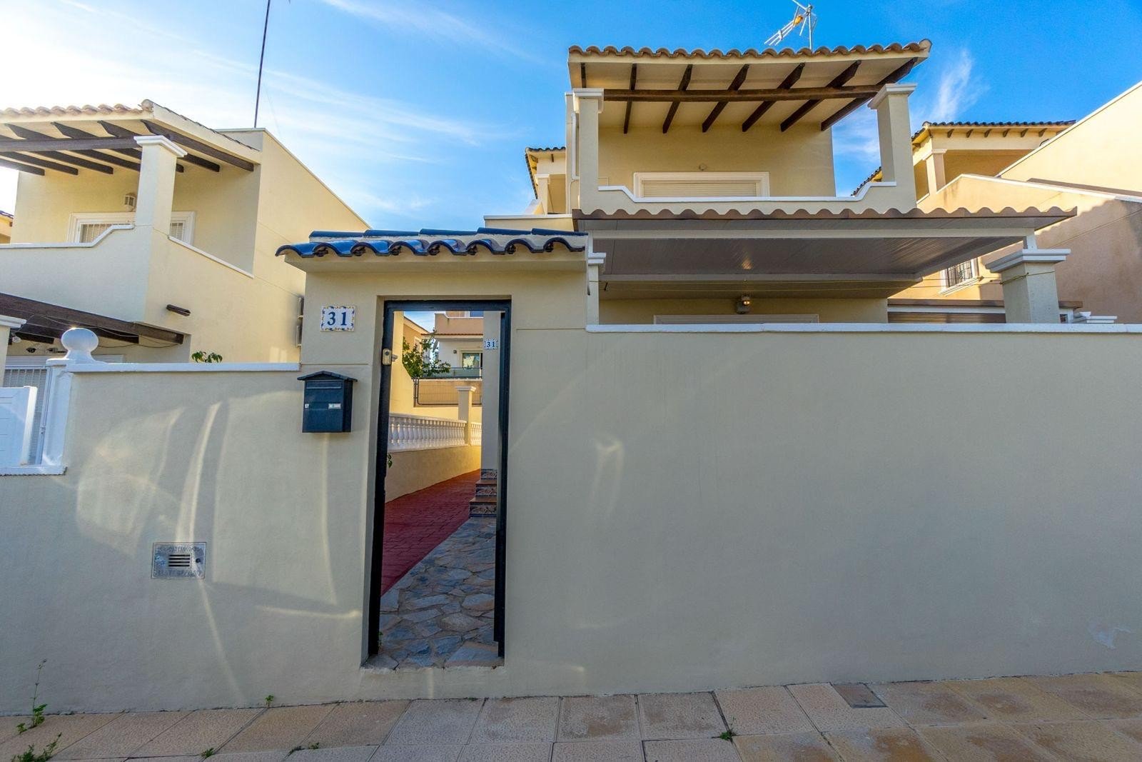 Wir präsentieren Ihnen diese gepflegte, freistehende Villa im begehrten Wohngebiet Blue Lagoon in Villamartin. Das Haus verfügt über 3 Schlafzimmer u