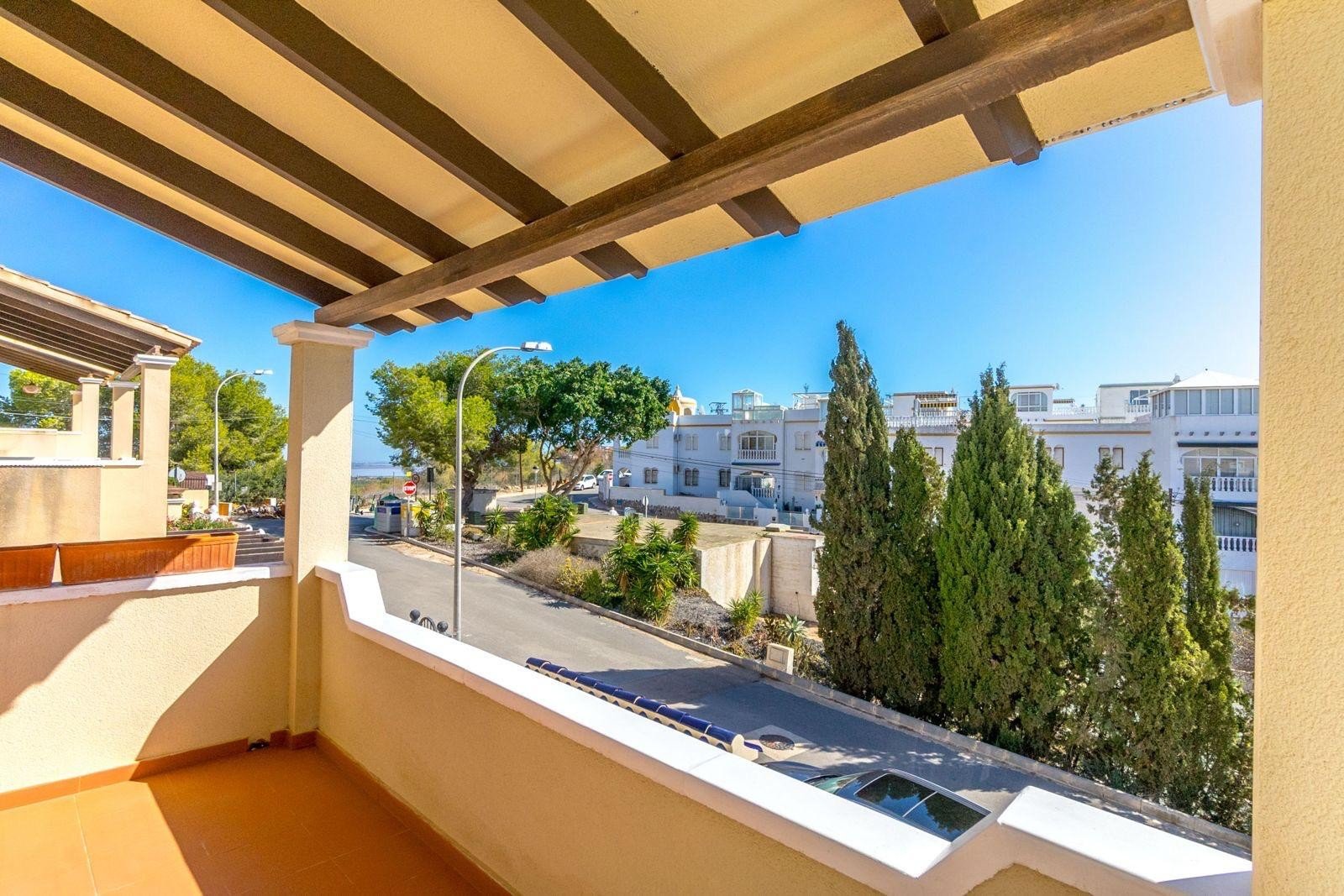 Wir präsentieren Ihnen diese gepflegte, freistehende Villa im begehrten Wohngebiet Blue Lagoon in Villamartin. Das Haus verfügt über 3 Schlafzimmer u