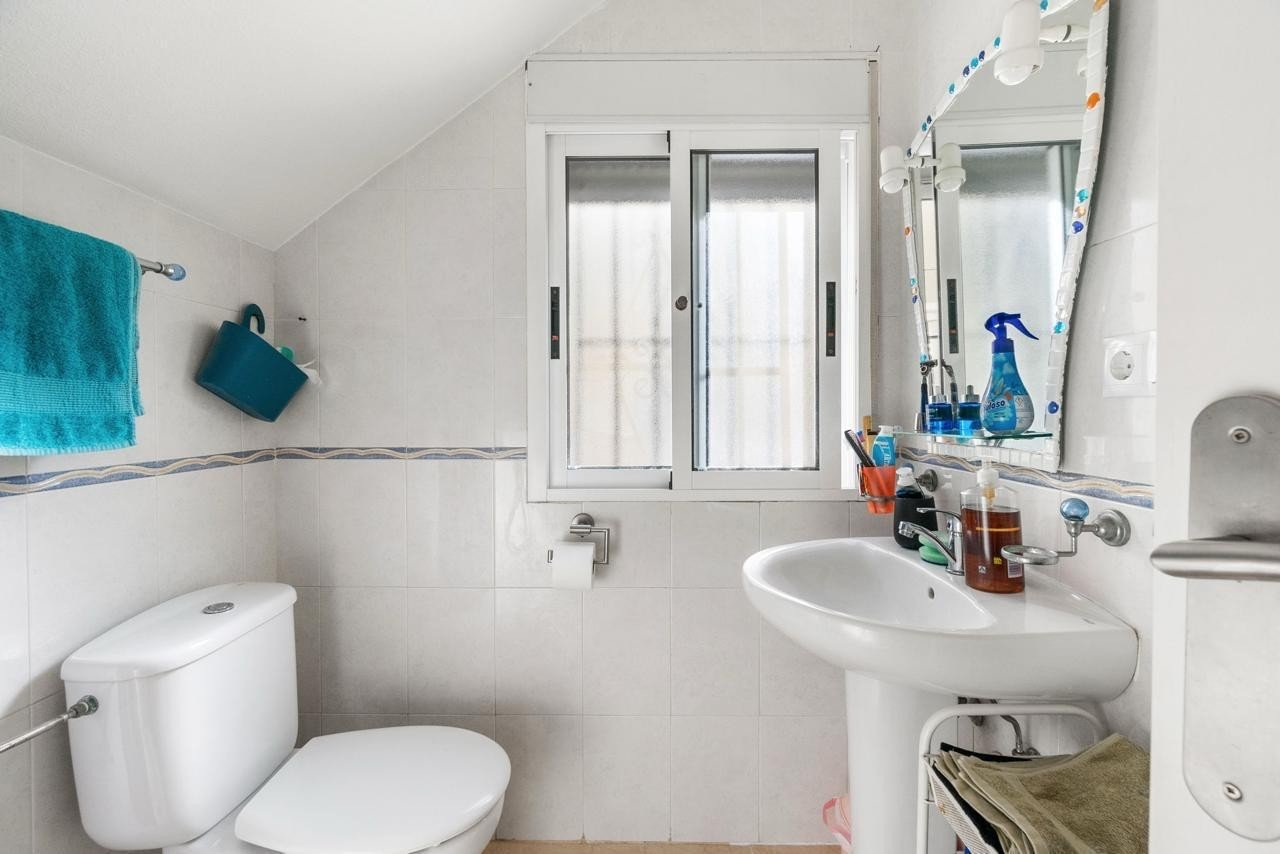 Wir präsentieren Ihnen diese gepflegte, freistehende Villa im begehrten Wohngebiet Blue Lagoon in Villamartin. Das Haus verfügt über 3 Schlafzimmer u