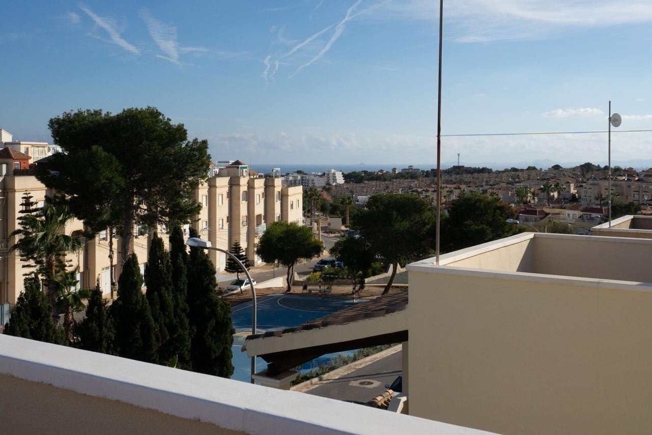 Wir präsentieren Ihnen diese gepflegte, freistehende Villa im begehrten Wohngebiet Blue Lagoon in Villamartin. Das Haus verfügt über 3 Schlafzimmer u