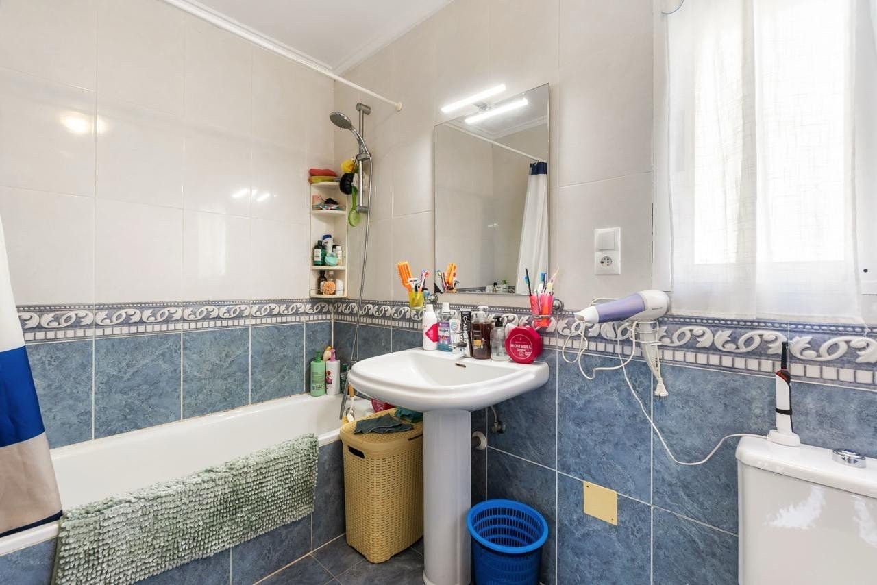 Wir präsentieren Ihnen diese gepflegte, freistehende Villa im begehrten Wohngebiet Blue Lagoon in Villamartin. Das Haus verfügt über 3 Schlafzimmer u
