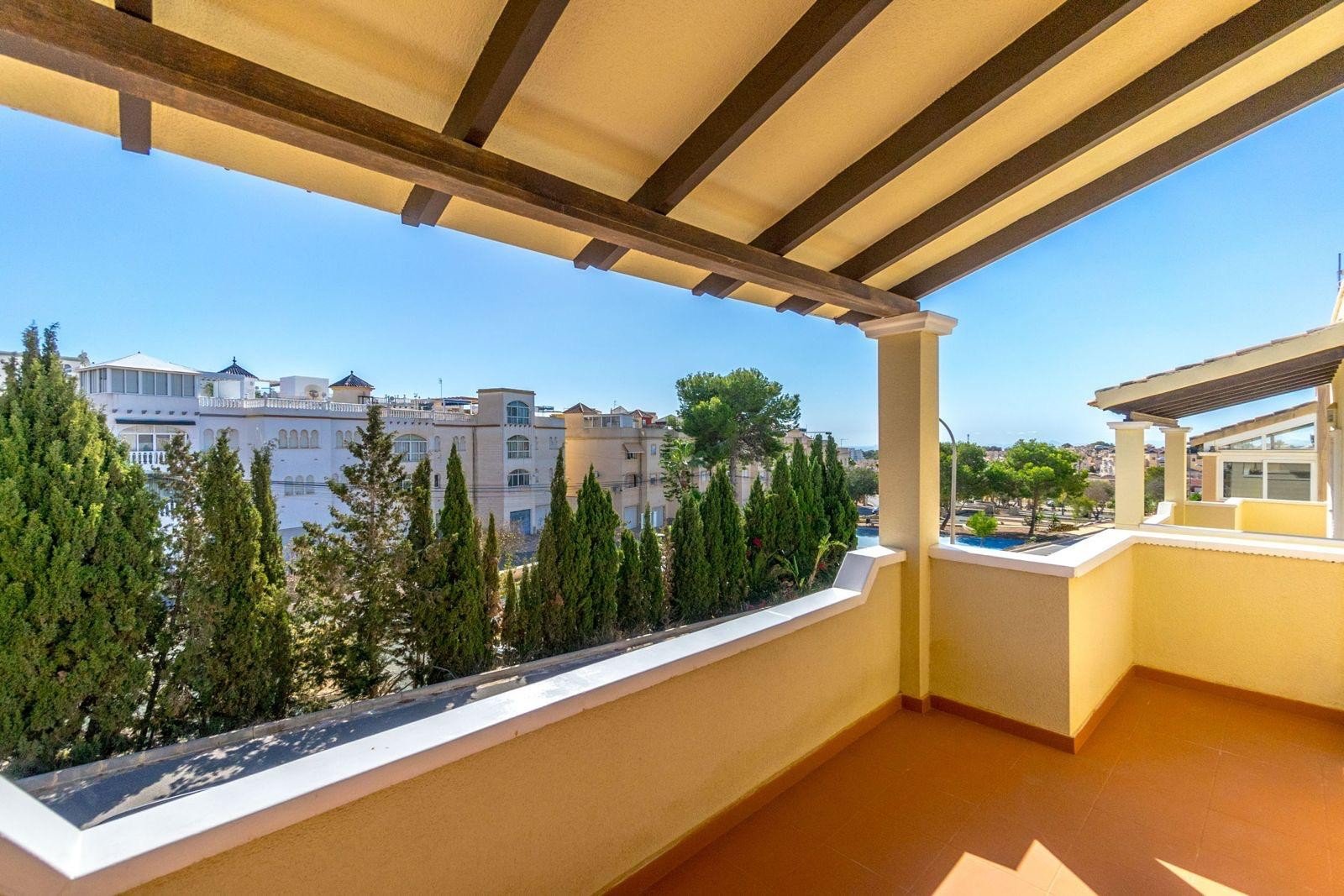 Wir präsentieren Ihnen diese gepflegte, freistehende Villa im begehrten Wohngebiet Blue Lagoon in Villamartin. Das Haus verfügt über 3 Schlafzimmer u