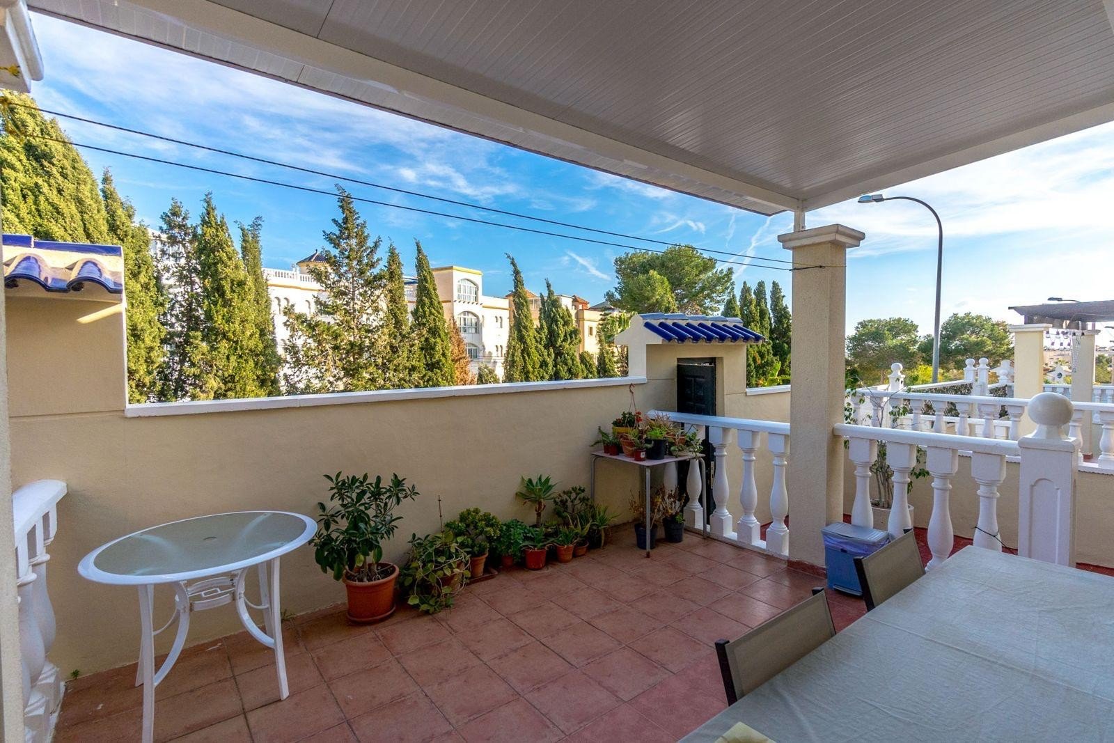 Wir präsentieren Ihnen diese gepflegte, freistehende Villa im begehrten Wohngebiet Blue Lagoon in Villamartin. Das Haus verfügt über 3 Schlafzimmer u