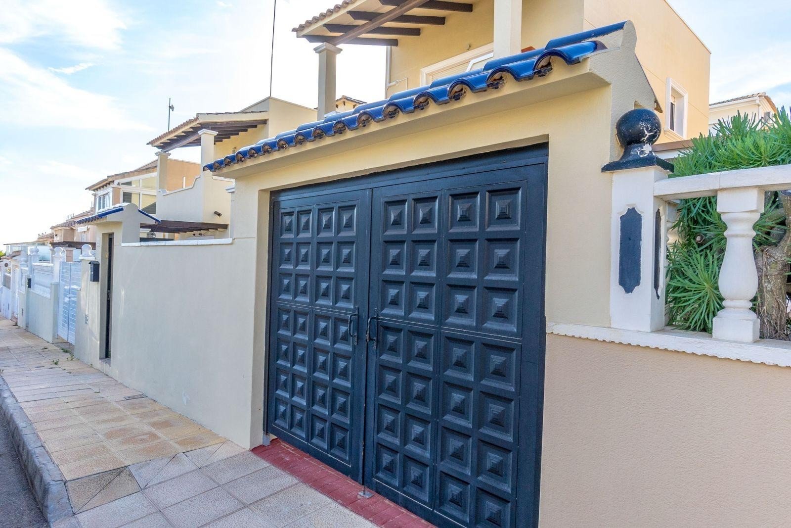 Wir präsentieren Ihnen diese gepflegte, freistehende Villa im begehrten Wohngebiet Blue Lagoon in Villamartin. Das Haus verfügt über 3 Schlafzimmer u