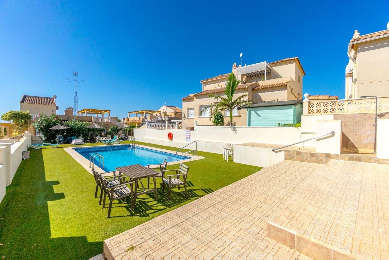 Wir präsentieren Ihnen diese gepflegte, freistehende Villa im begehrten Wohngebiet Blue Lagoon in Villamartin. Das Haus verfügt über 3 Schlafzimmer u