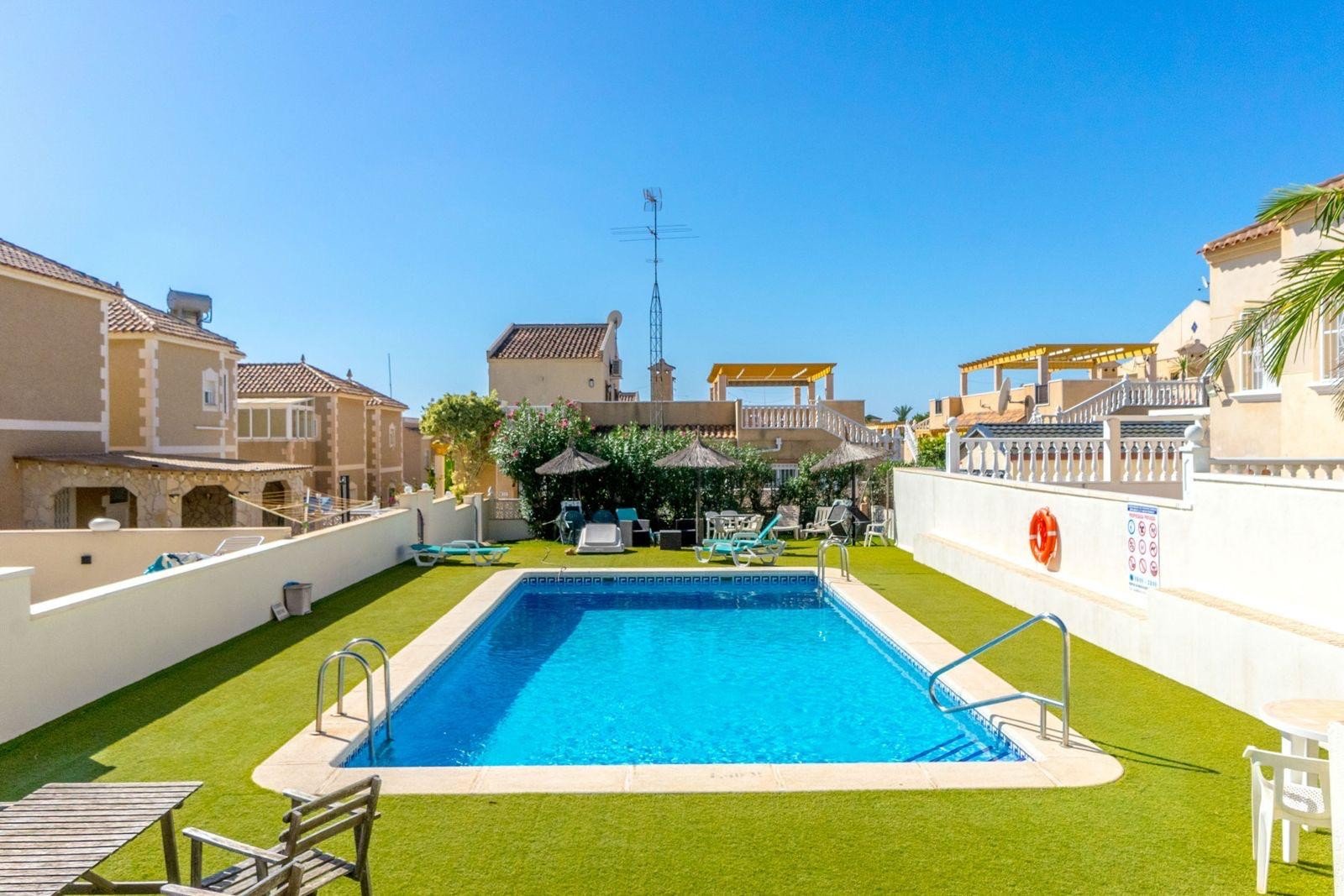 Wir präsentieren Ihnen diese gepflegte, freistehende Villa im begehrten Wohngebiet Blue Lagoon in Villamartin. Das Haus verfügt über 3 Schlafzimmer u