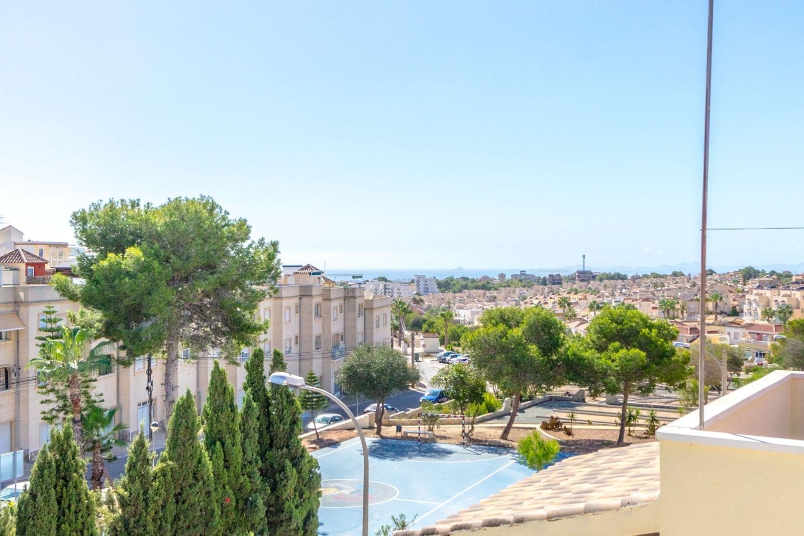 Wir präsentieren Ihnen diese gepflegte, freistehende Villa im begehrten Wohngebiet Blue Lagoon in Villamartin. Das Haus verfügt über 3 Schlafzimmer u