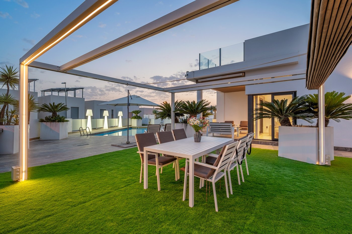  Diese moderne freistehende Villa wurde 2018 erbaut und befindet sich in Villamartín, Orihuela Costa. Mit einer bebauten Fläche von 113 m² auf einem g