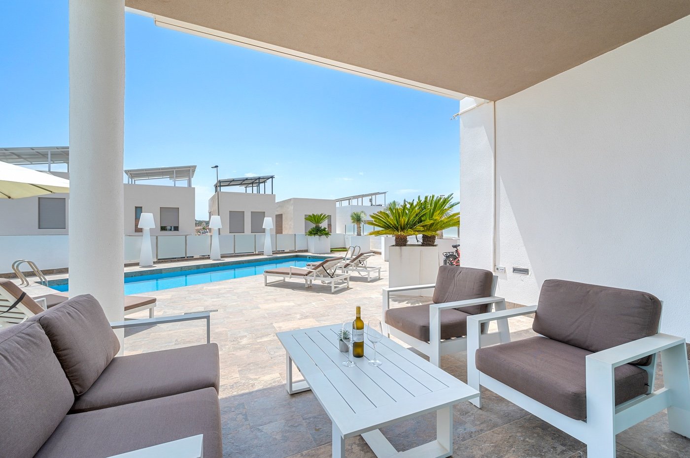  Diese moderne freistehende Villa wurde 2018 erbaut und befindet sich in Villamartín, Orihuela Costa. Mit einer bebauten Fläche von 113 m² auf einem g