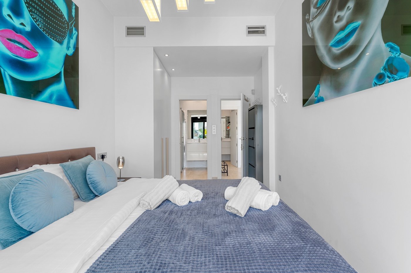  Diese moderne freistehende Villa wurde 2018 erbaut und befindet sich in Villamartín, Orihuela Costa. Mit einer bebauten Fläche von 113 m² auf einem g