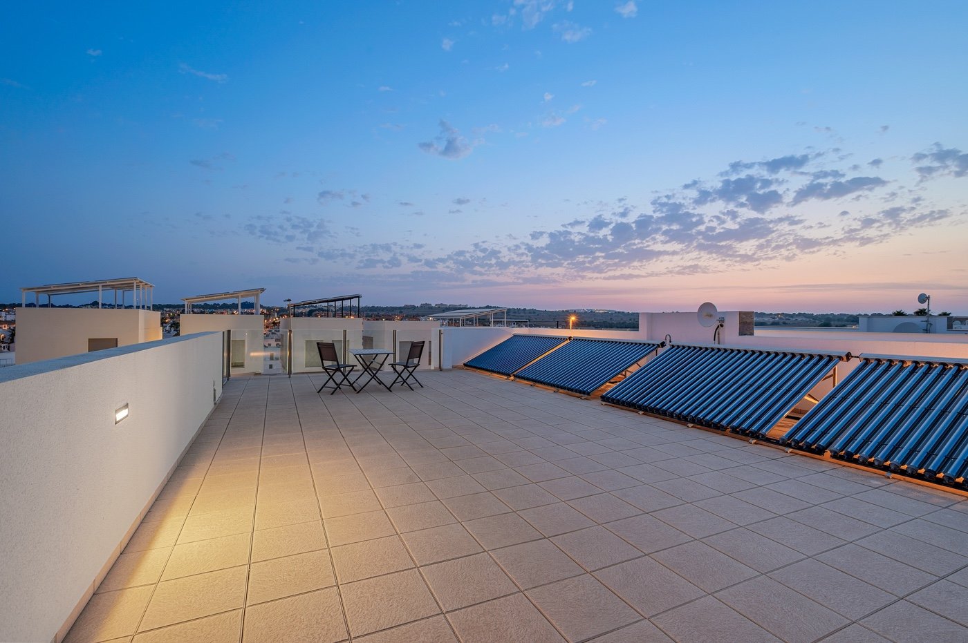  Diese moderne freistehende Villa wurde 2018 erbaut und befindet sich in Villamartín, Orihuela Costa. Mit einer bebauten Fläche von 113 m² auf einem g