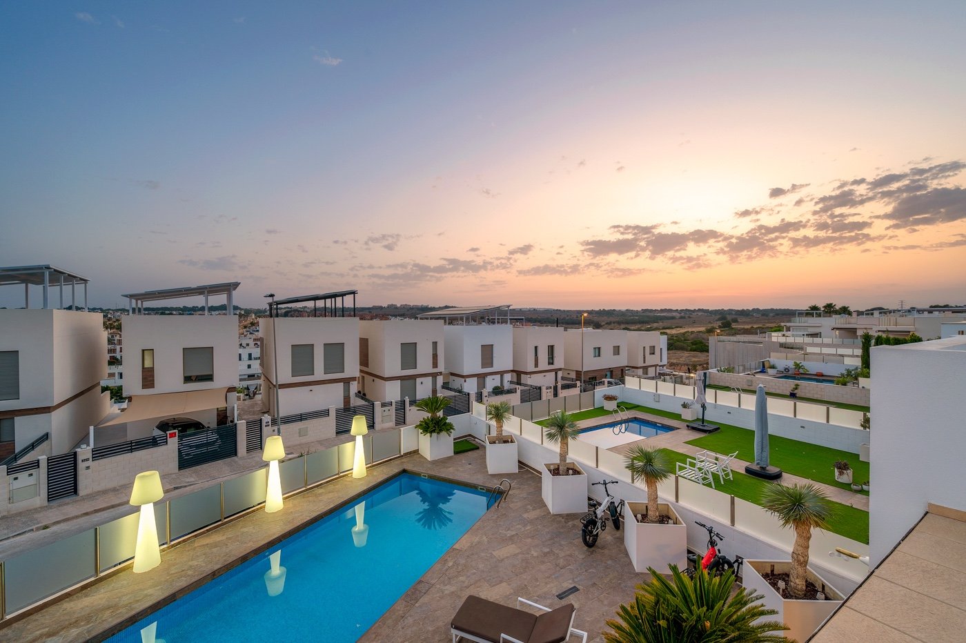  Diese moderne freistehende Villa wurde 2018 erbaut und befindet sich in Villamartín, Orihuela Costa. Mit einer bebauten Fläche von 113 m² auf einem g