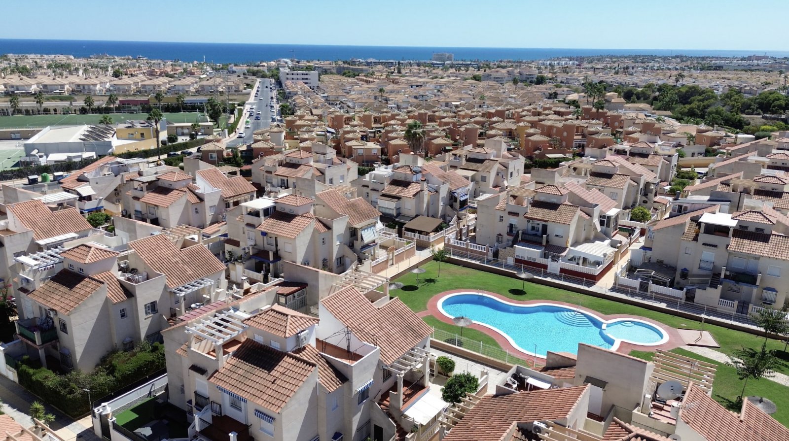  Diese Wohnung im ersten Stock liegt in der gefragten Gegend von Playa Flamenca und bietet großes Potenzial für alle, die ein Feriendomizil oder eine 