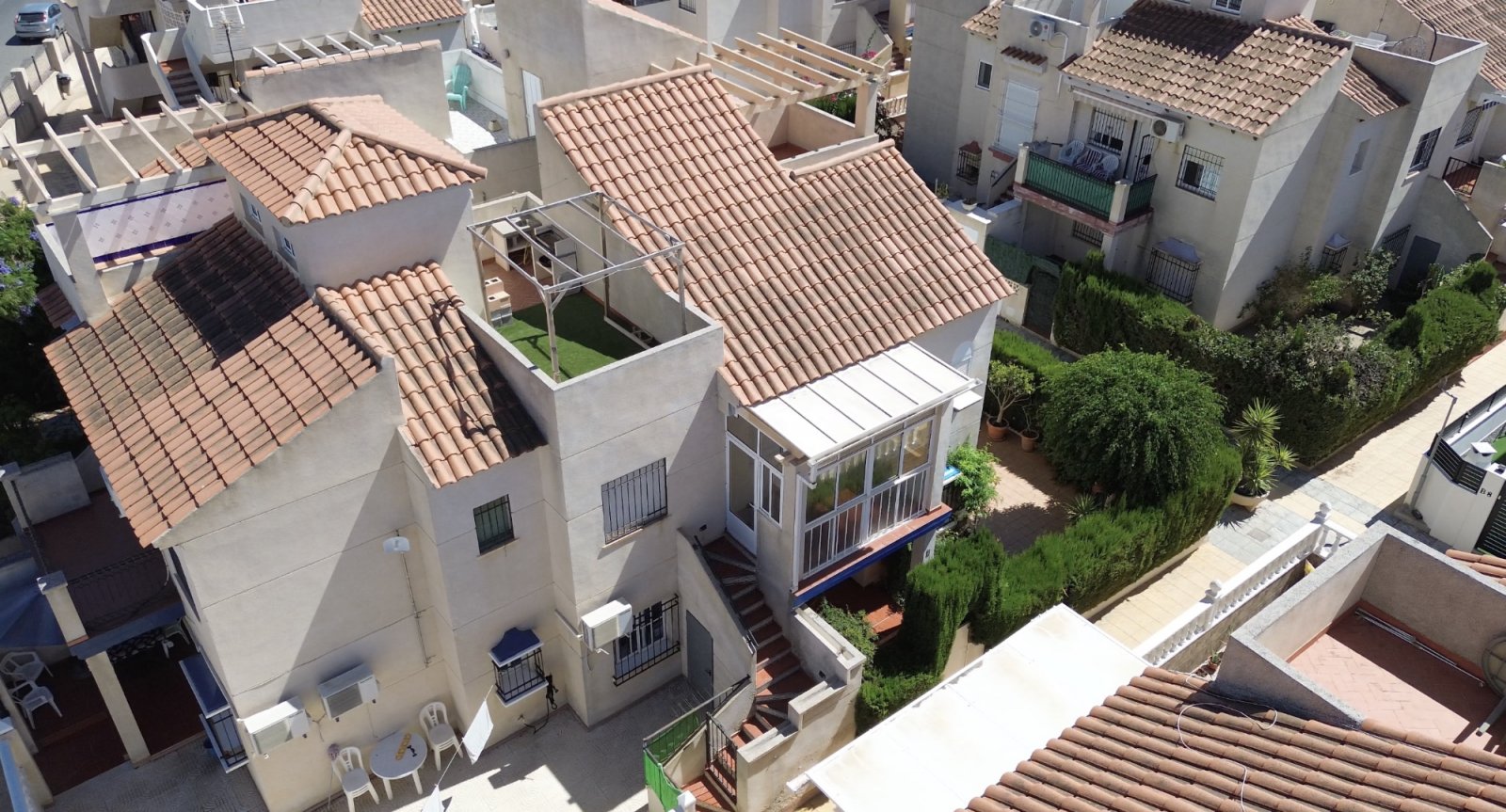  Diese Wohnung im ersten Stock liegt in der gefragten Gegend von Playa Flamenca und bietet großes Potenzial für alle, die ein Feriendomizil oder eine 