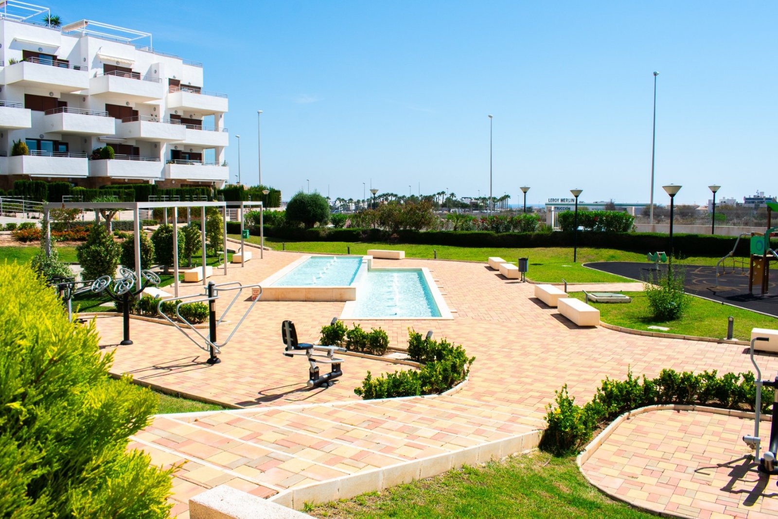  Wir präsentieren Ihnen dieses exklusive 112 m² große Apartment in Lomas de Cabo Roig , einer der begehrtesten Wohngegenden an der Costa Blanca in der