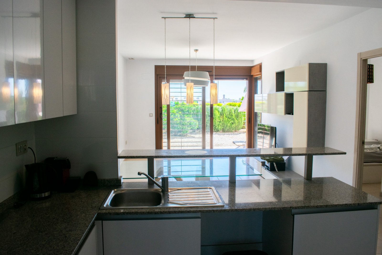  Wir präsentieren Ihnen dieses exklusive 112 m² große Apartment in Lomas de Cabo Roig , einer der begehrtesten Wohngegenden an der Costa Blanca in der