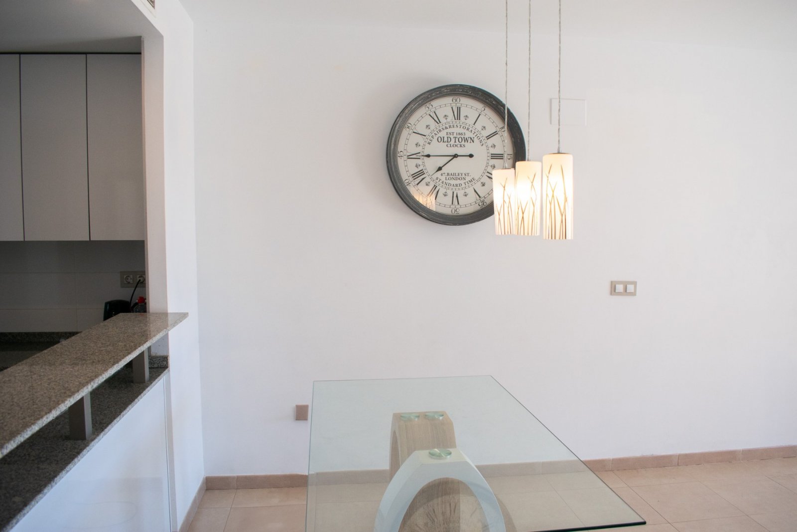  Wir präsentieren Ihnen dieses exklusive 112 m² große Apartment in Lomas de Cabo Roig , einer der begehrtesten Wohngegenden an der Costa Blanca in der