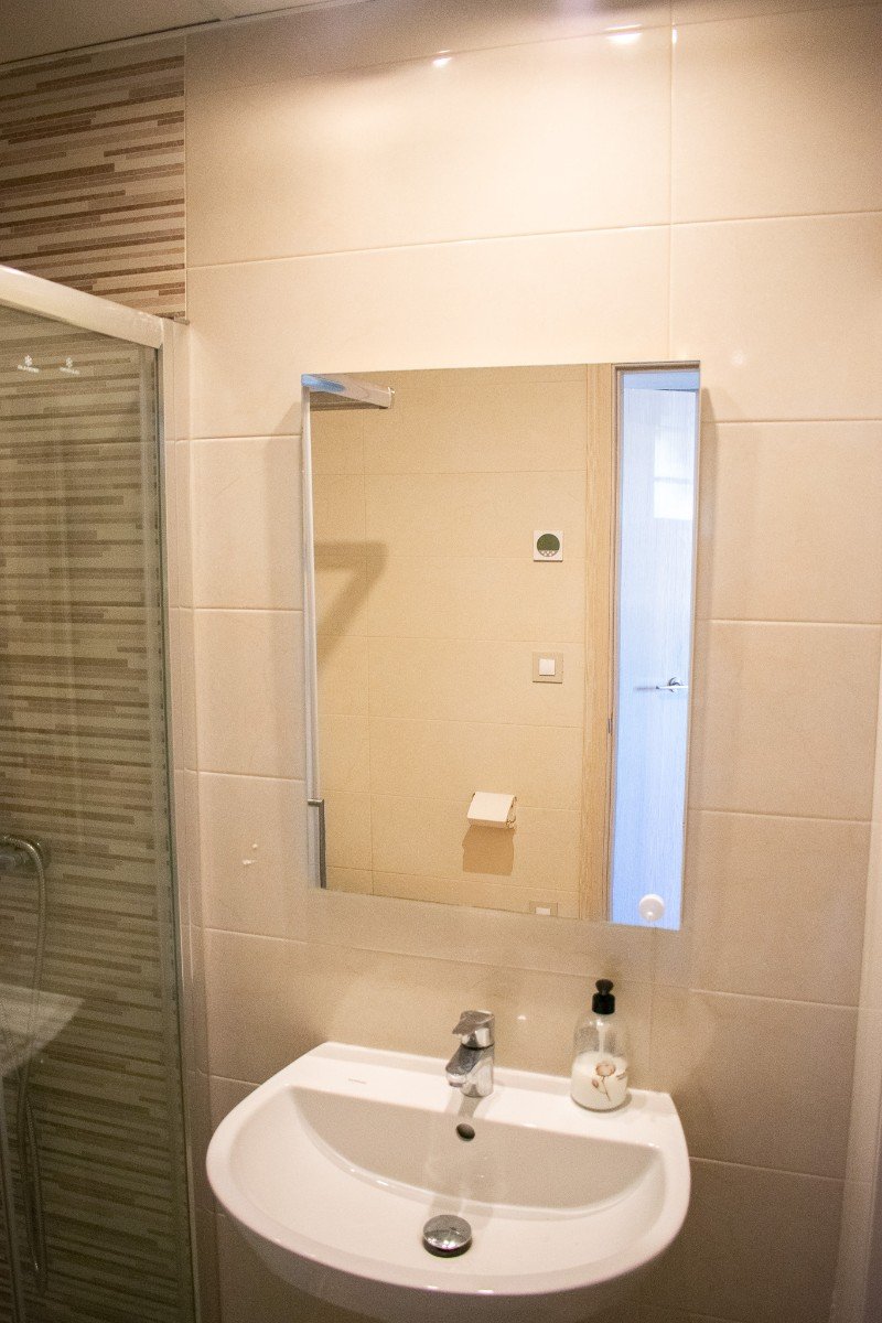  Wir präsentieren Ihnen dieses exklusive 112 m² große Apartment in Lomas de Cabo Roig , einer der begehrtesten Wohngegenden an der Costa Blanca in der
