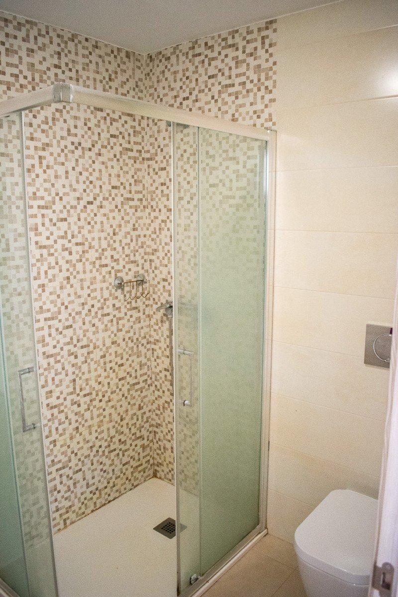  Wir präsentieren Ihnen dieses exklusive 112 m² große Apartment in Lomas de Cabo Roig , einer der begehrtesten Wohngegenden an der Costa Blanca in der